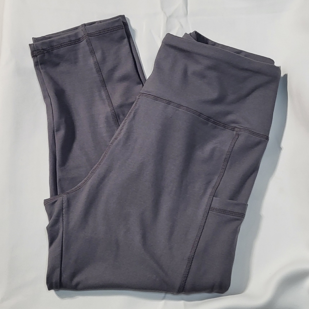Women's Gray NWOT High Waisted Capri Leggings w/ Pockets Size Medium 🐈 - Picture 4 of 7